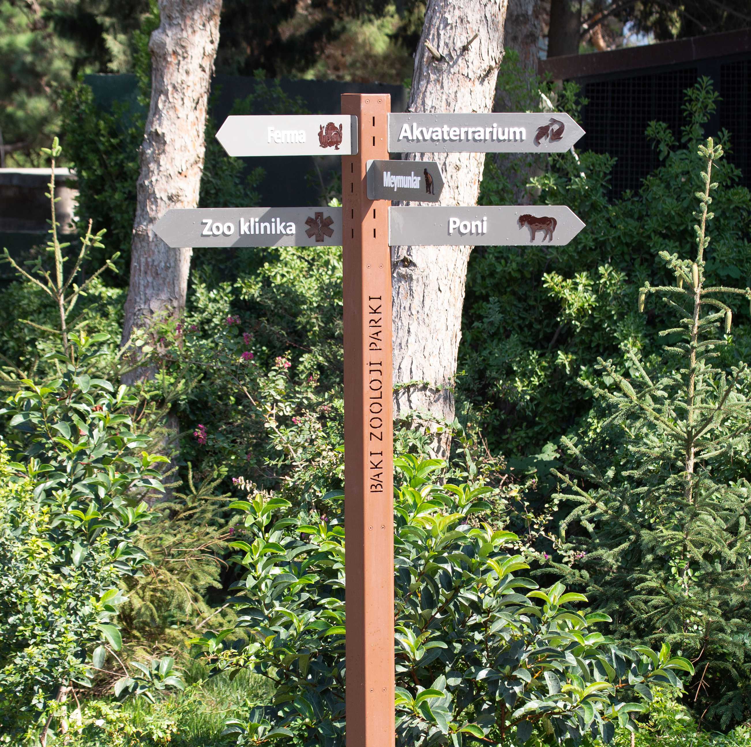 Customizable Route Sign Baku Zoo Park · Otras soluciones - IDEA.AZ