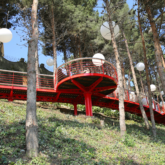 Puente rojo · Trabajos en metal - IDEA.AZ